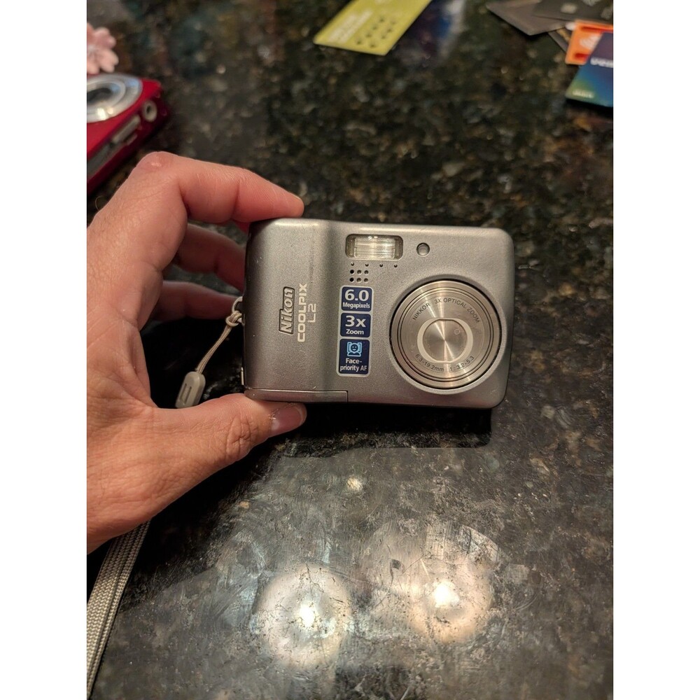 Nikon COOLPIX L2 6.0MP Silver Digital Camera Tested Works Battery Door Issue